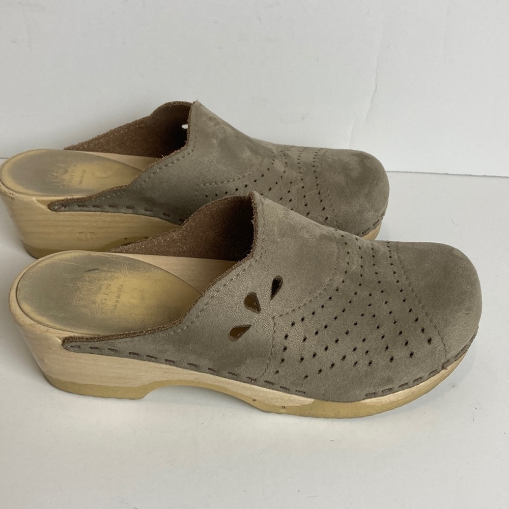 Sven Leaf Punch Spray Clogs in Beige Tan Sz 36 5 5.5 scandi granola girl hippie